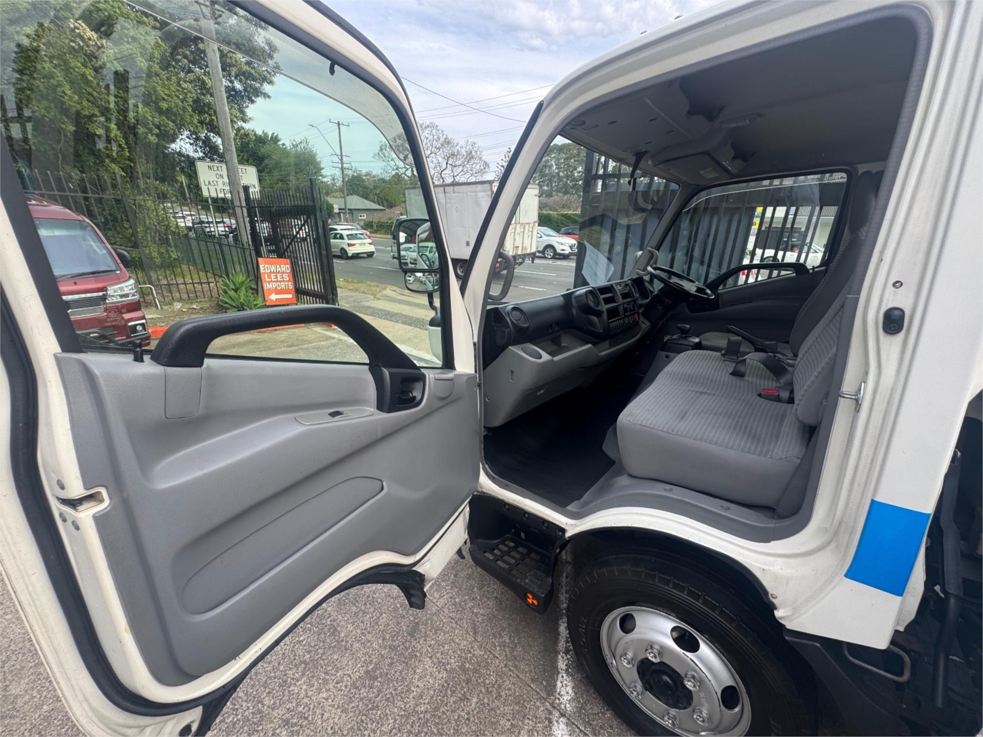 2013 TOYOTA DYNA HYBRID AUTOMATIC TRAY