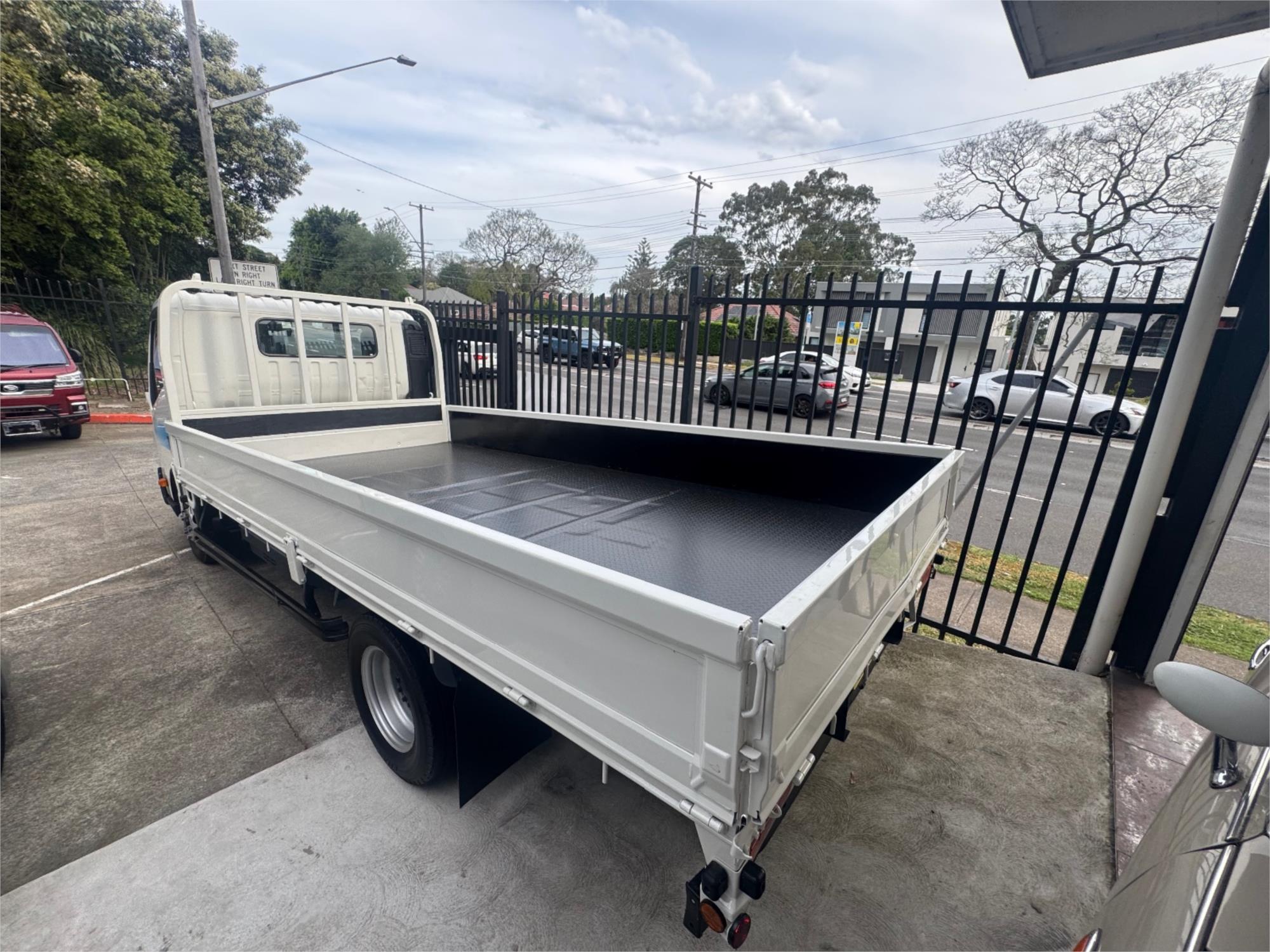 2013 TOYOTA DYNA HYBRID AUTOMATIC TRAY