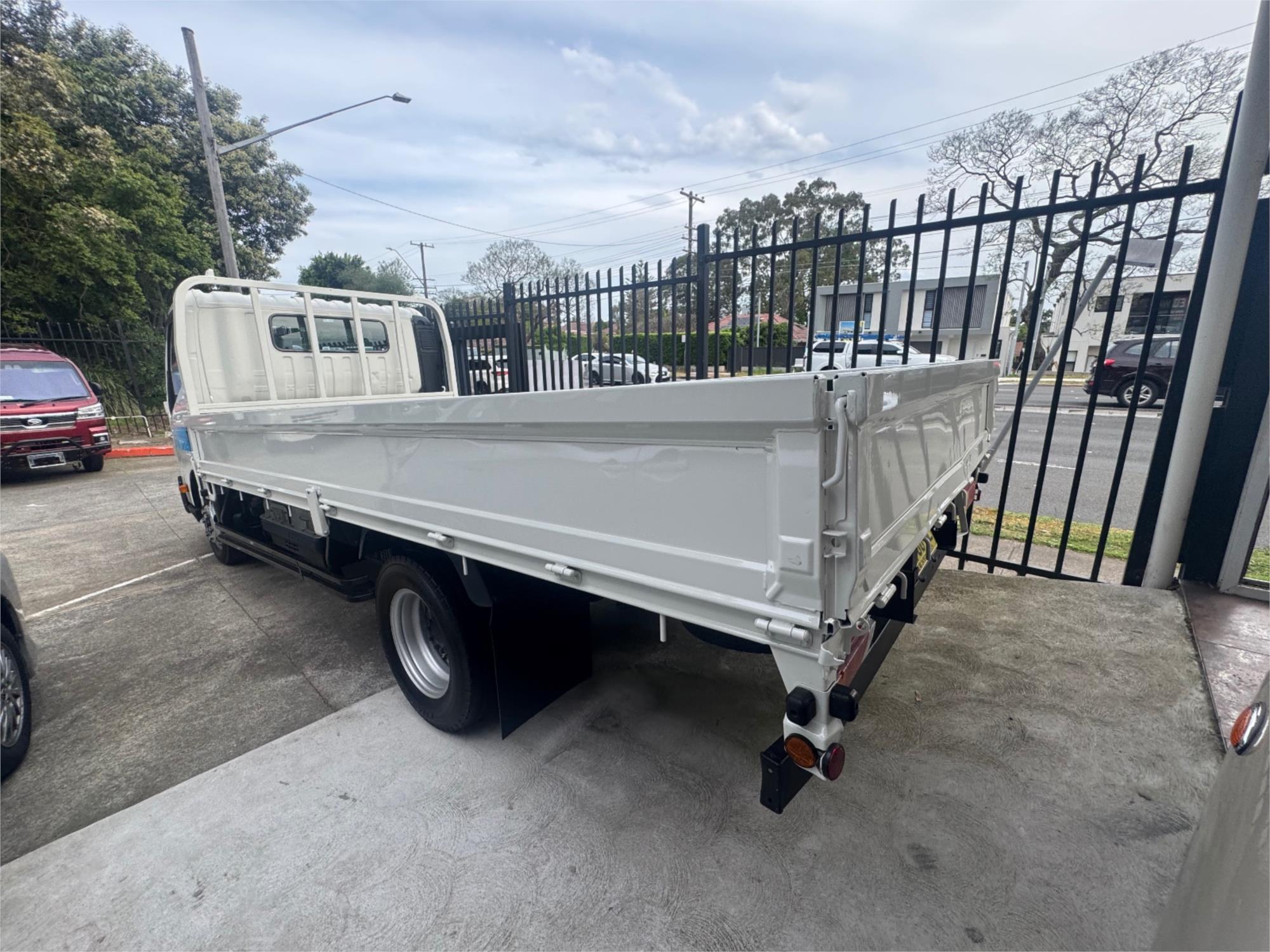2013 TOYOTA DYNA HYBRID AUTOMATIC TRAY