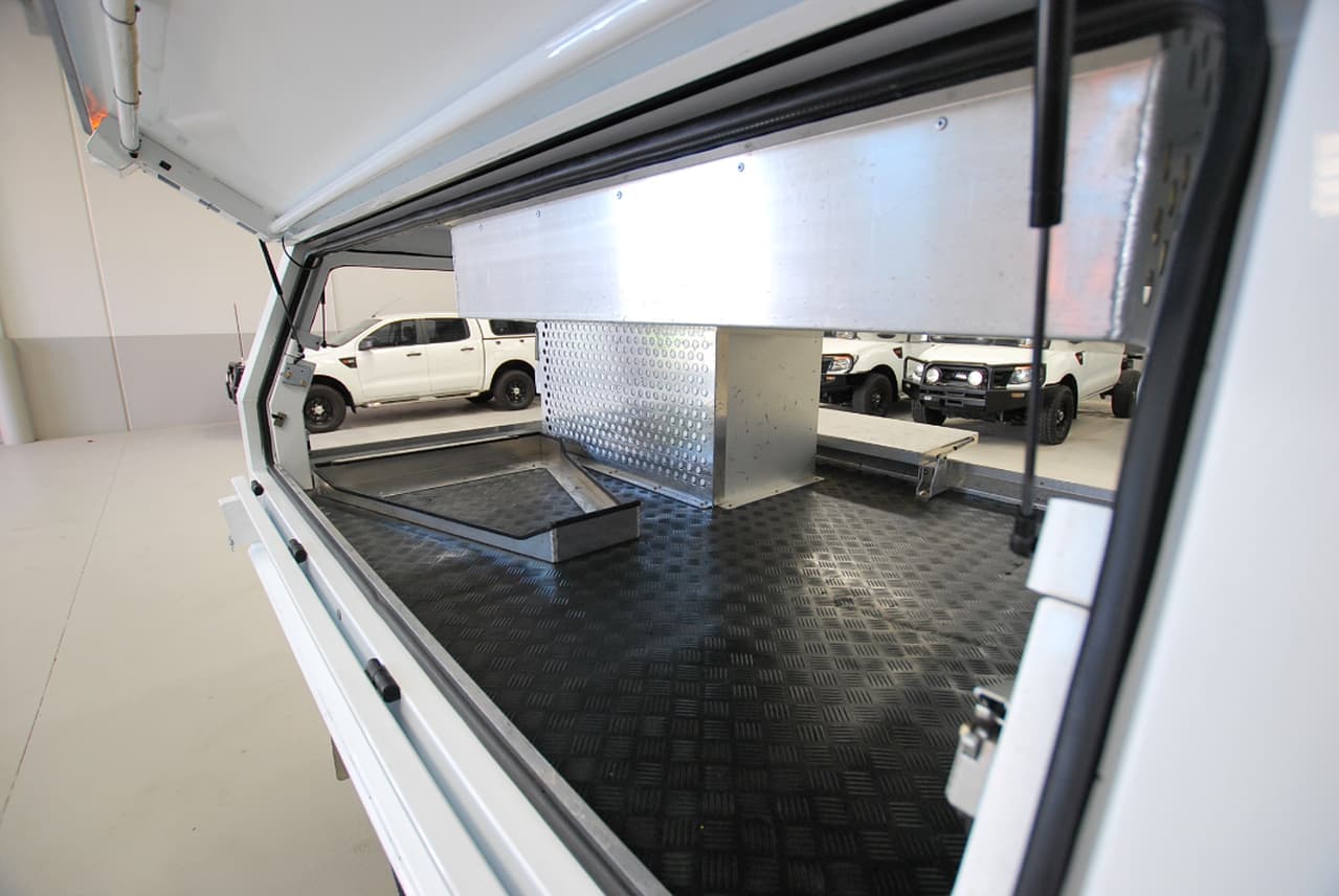 2015 TOYOTA HILUX KUN26R AUTOMATIC CAB CHASSIS