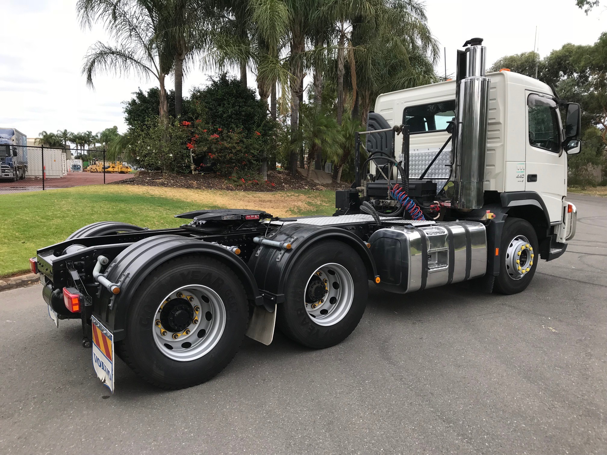 2010 VOLVO FM440 FM440 6X4 DAY CAB TRUCK AUTOMATIC PRIMEMOVER
