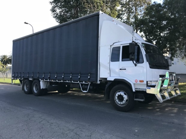 2009 UD PK10 PK 265 6X2 MANUAL CURTAINSIDER
