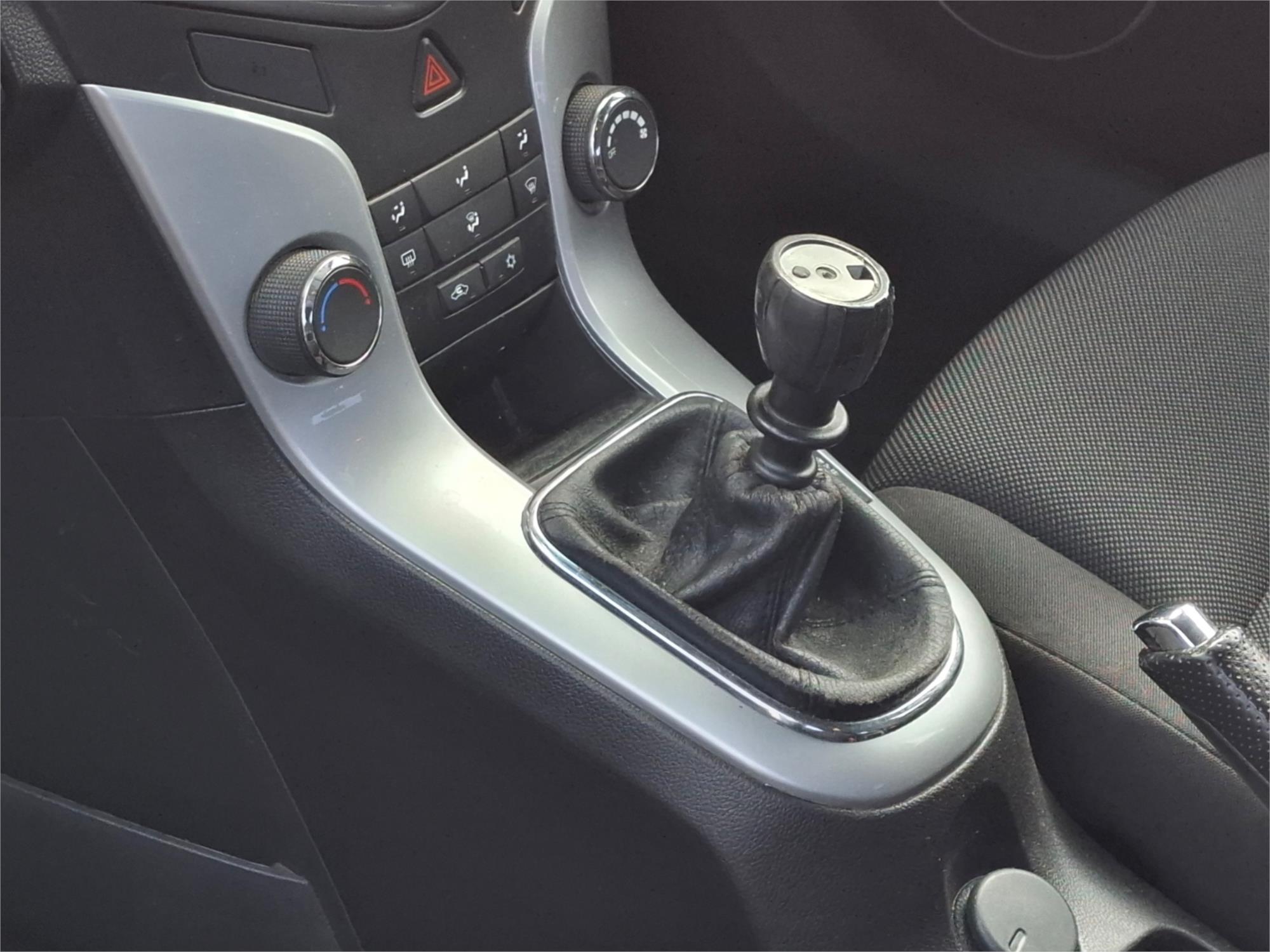 2013 HOLDEN CRUZE JH MY14 EQUIPE 5 SP MANUAL 5D HATCHBACK