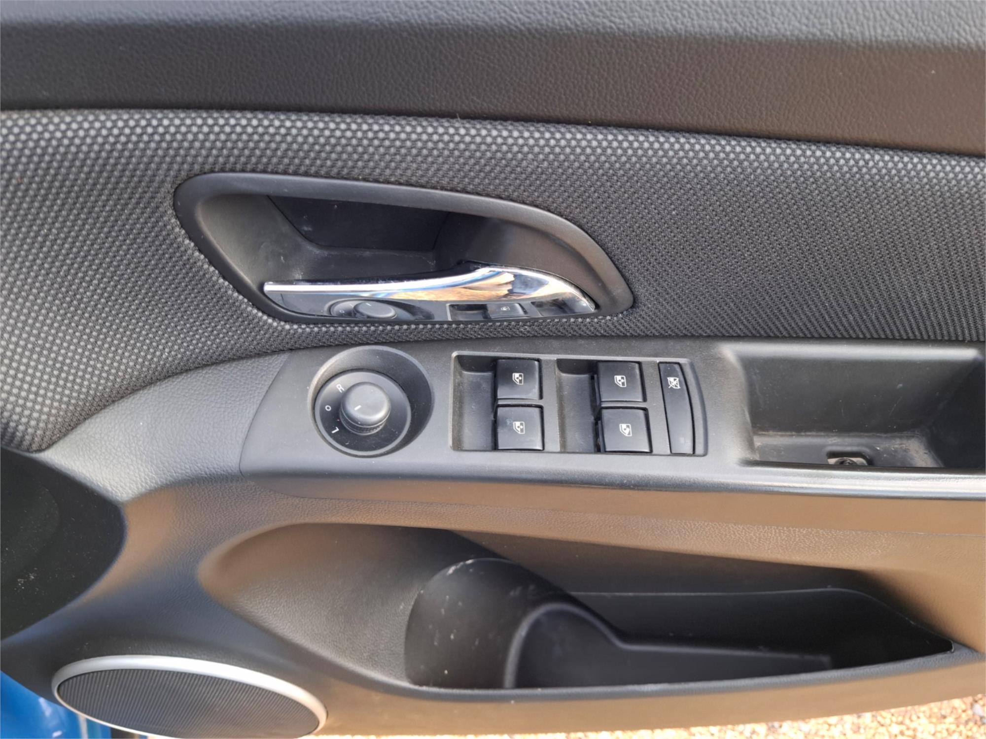 2013 HOLDEN CRUZE JH MY14 EQUIPE 5 SP MANUAL 5D HATCHBACK