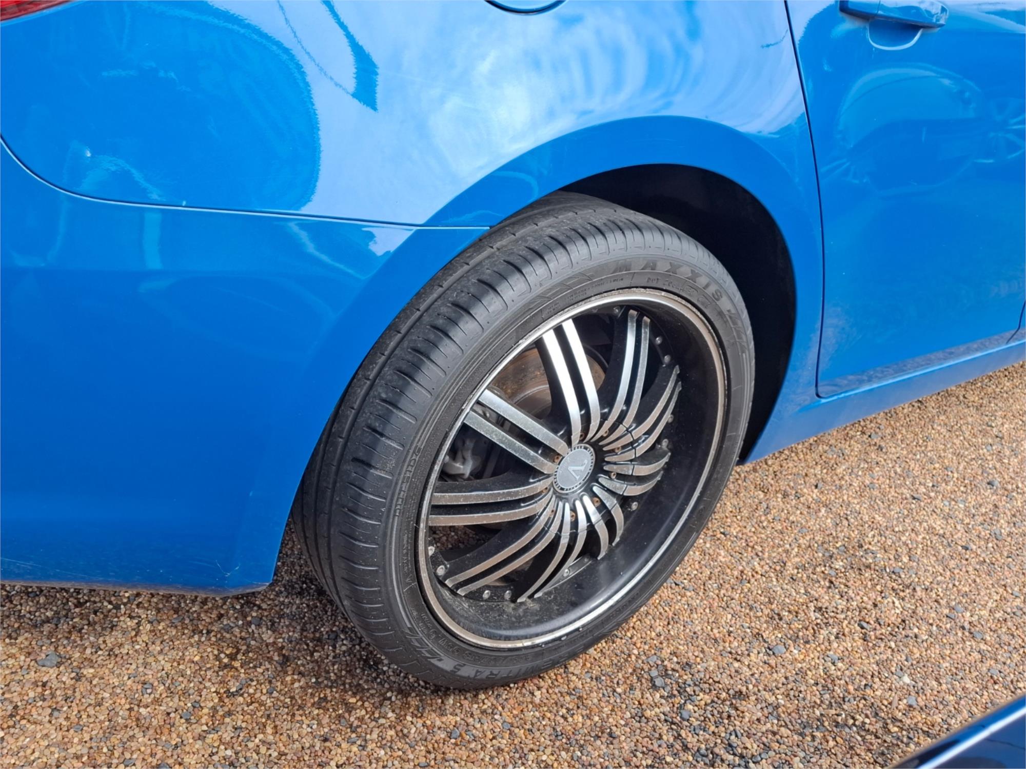 2013 HOLDEN CRUZE JH MY14 EQUIPE 5 SP MANUAL 5D HATCHBACK