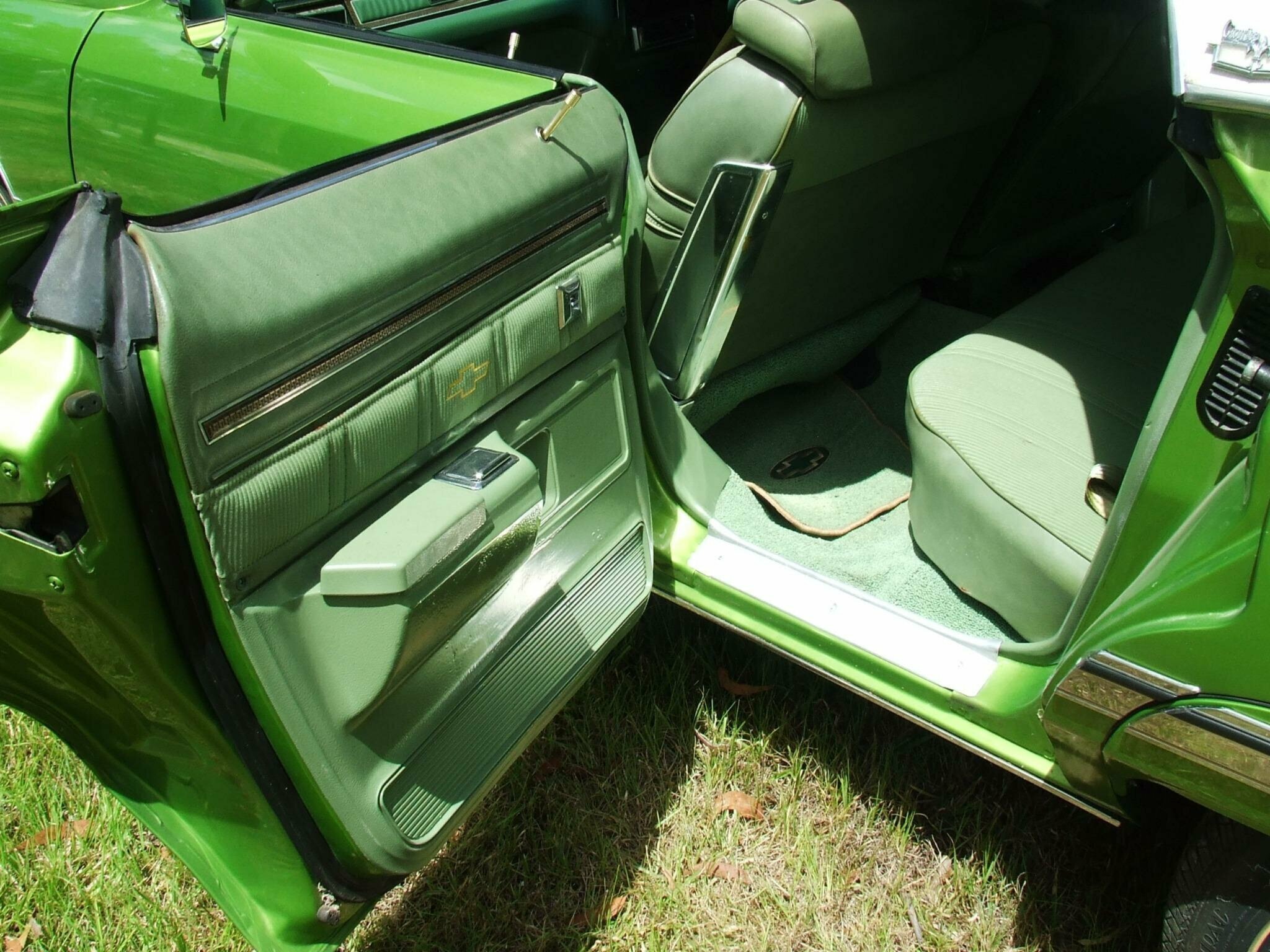 1974 CHEVROLET CAPRICE AUTOMATIC SEDAN