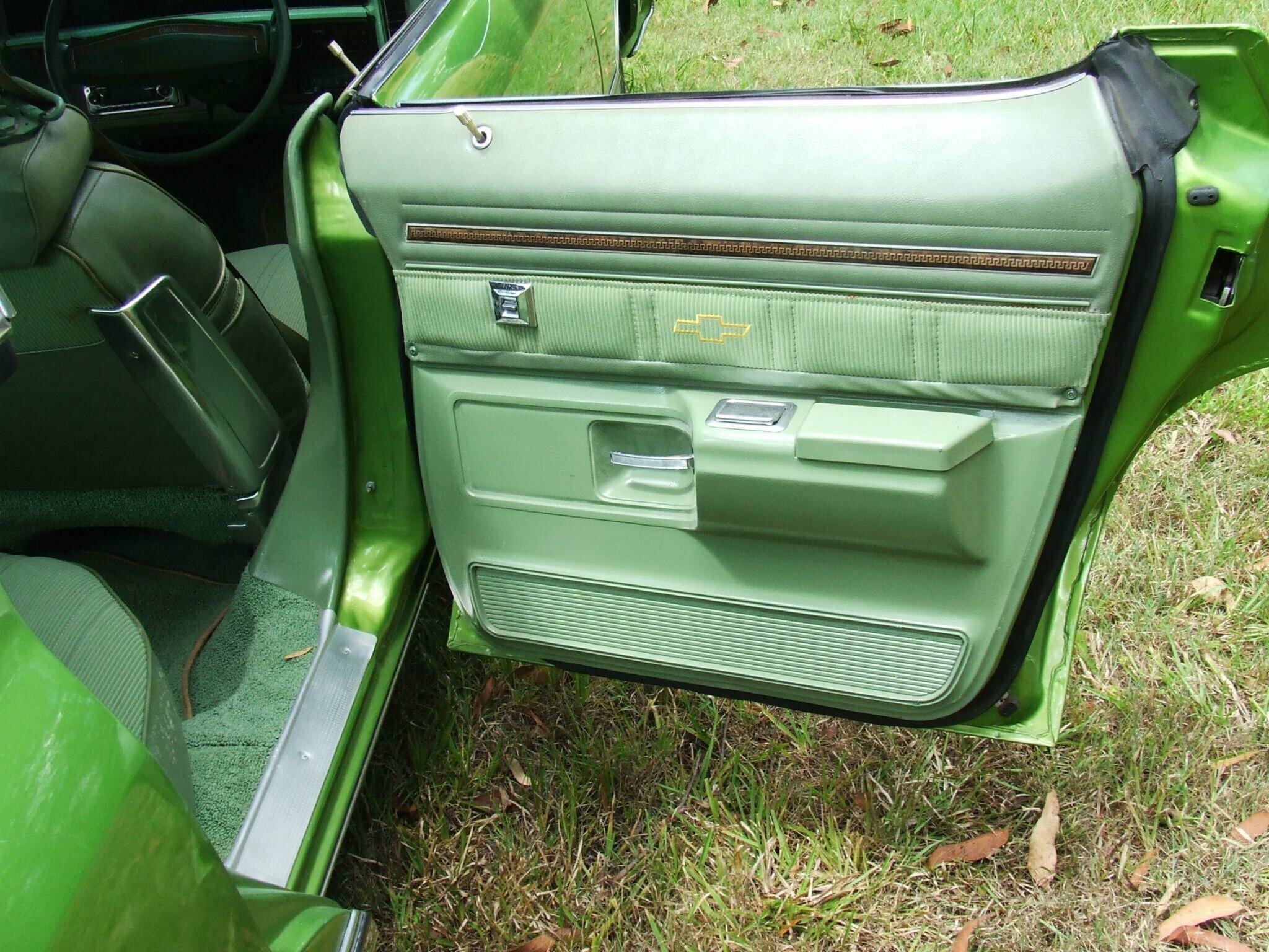 1974 CHEVROLET CAPRICE AUTOMATIC SEDAN