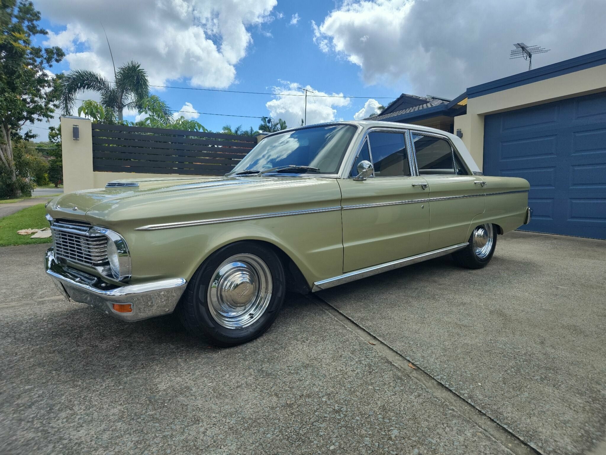 F File:1965 Ford Fairlane 4 Door.jpg - Wikimedia Commons