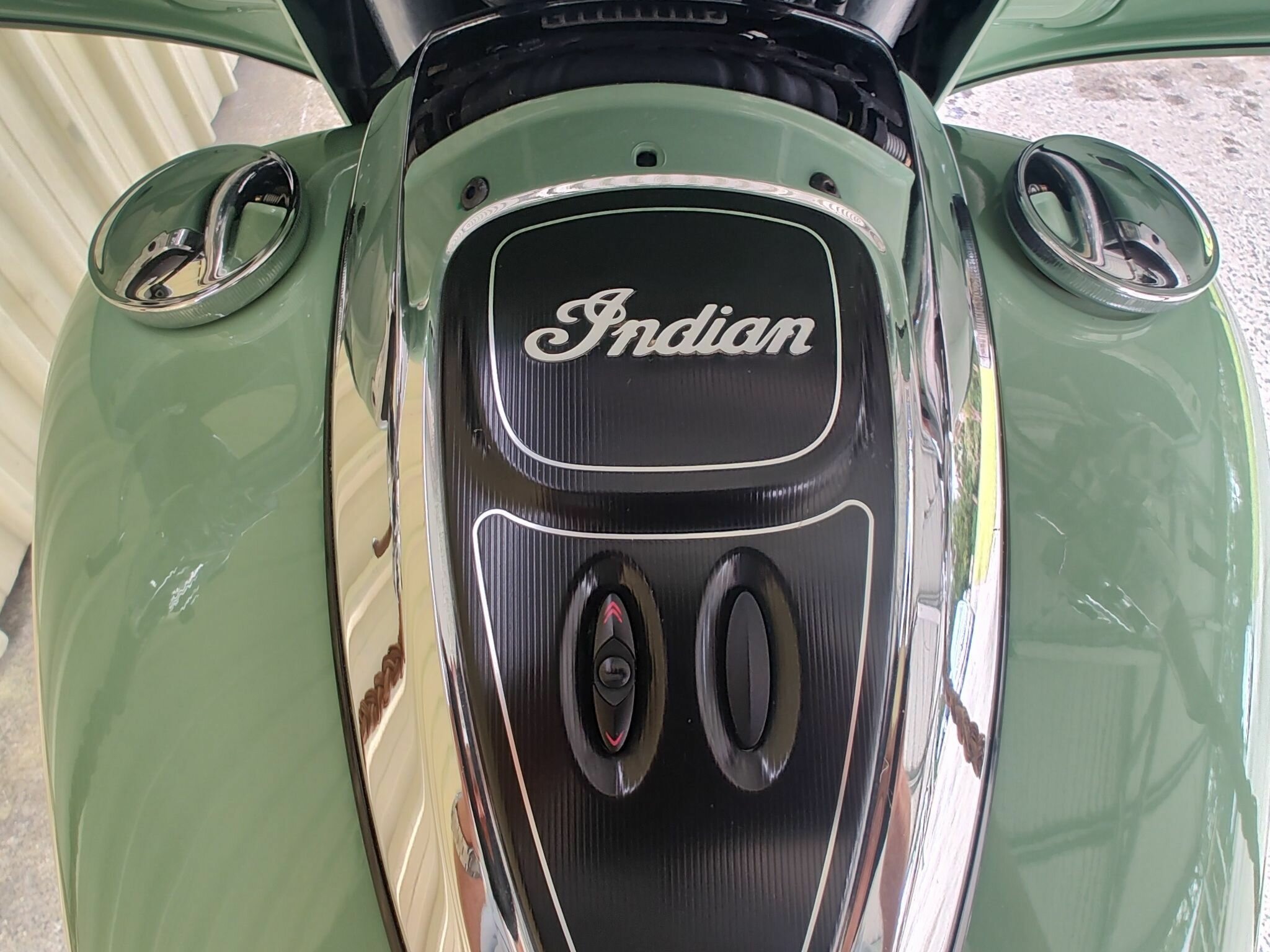 2017 INDIAN ROADMASTER W/GRN OVER IVY CRM CRUISER