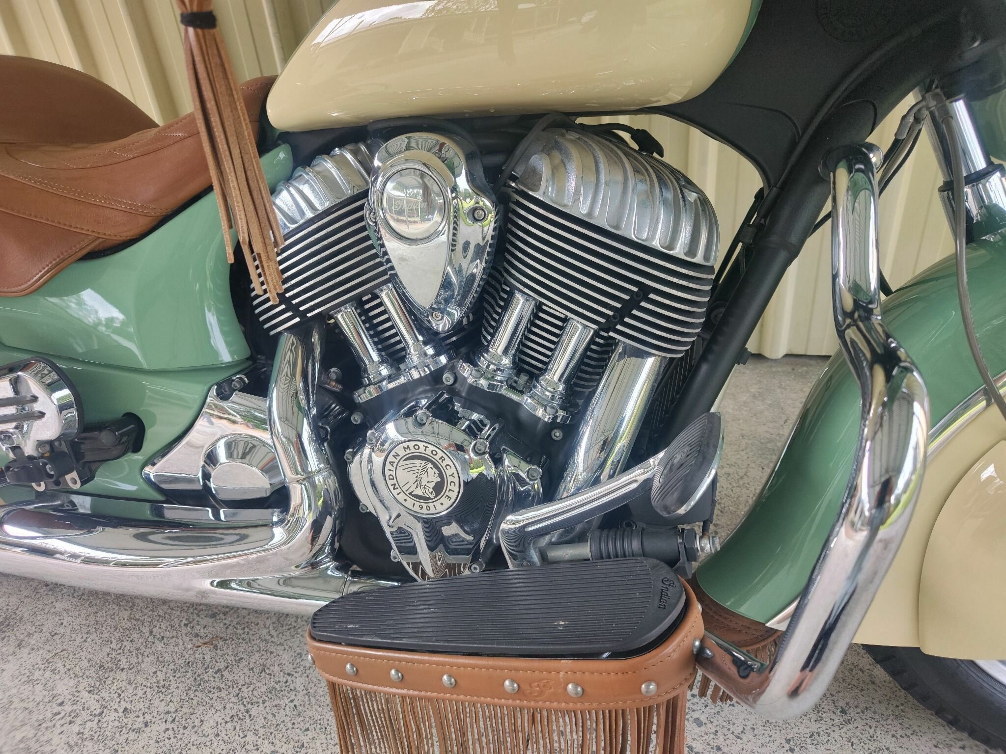 2017 INDIAN ROADMASTER W/GRN OVER IVY CRM CRUISER