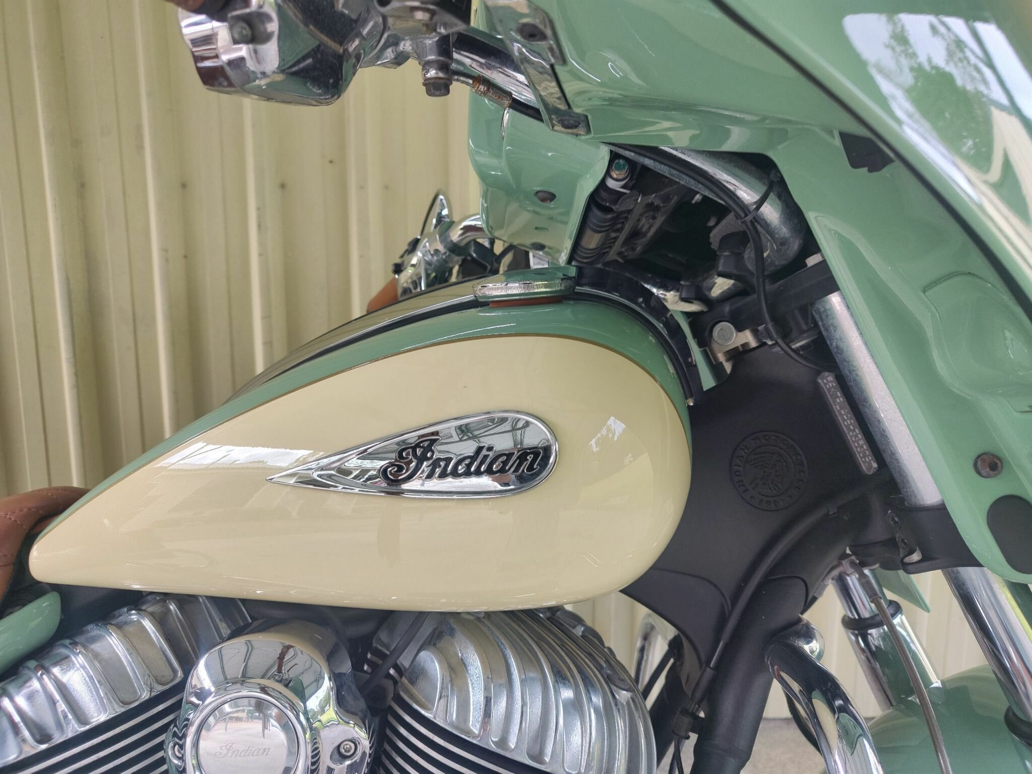 2017 INDIAN ROADMASTER W/GRN OVER IVY CRM CRUISER
