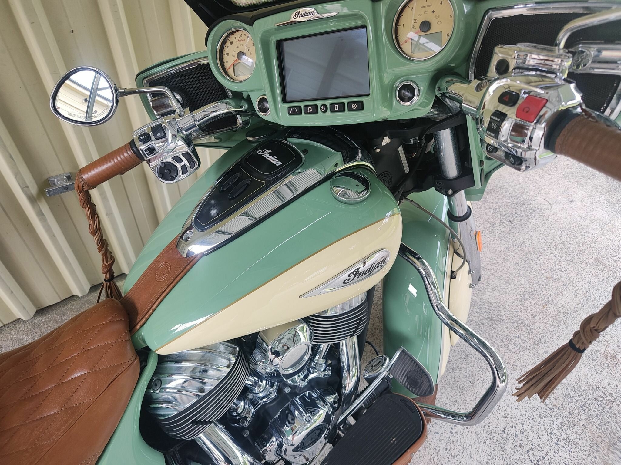 2017 INDIAN ROADMASTER W/GRN OVER IVY CRM CRUISER