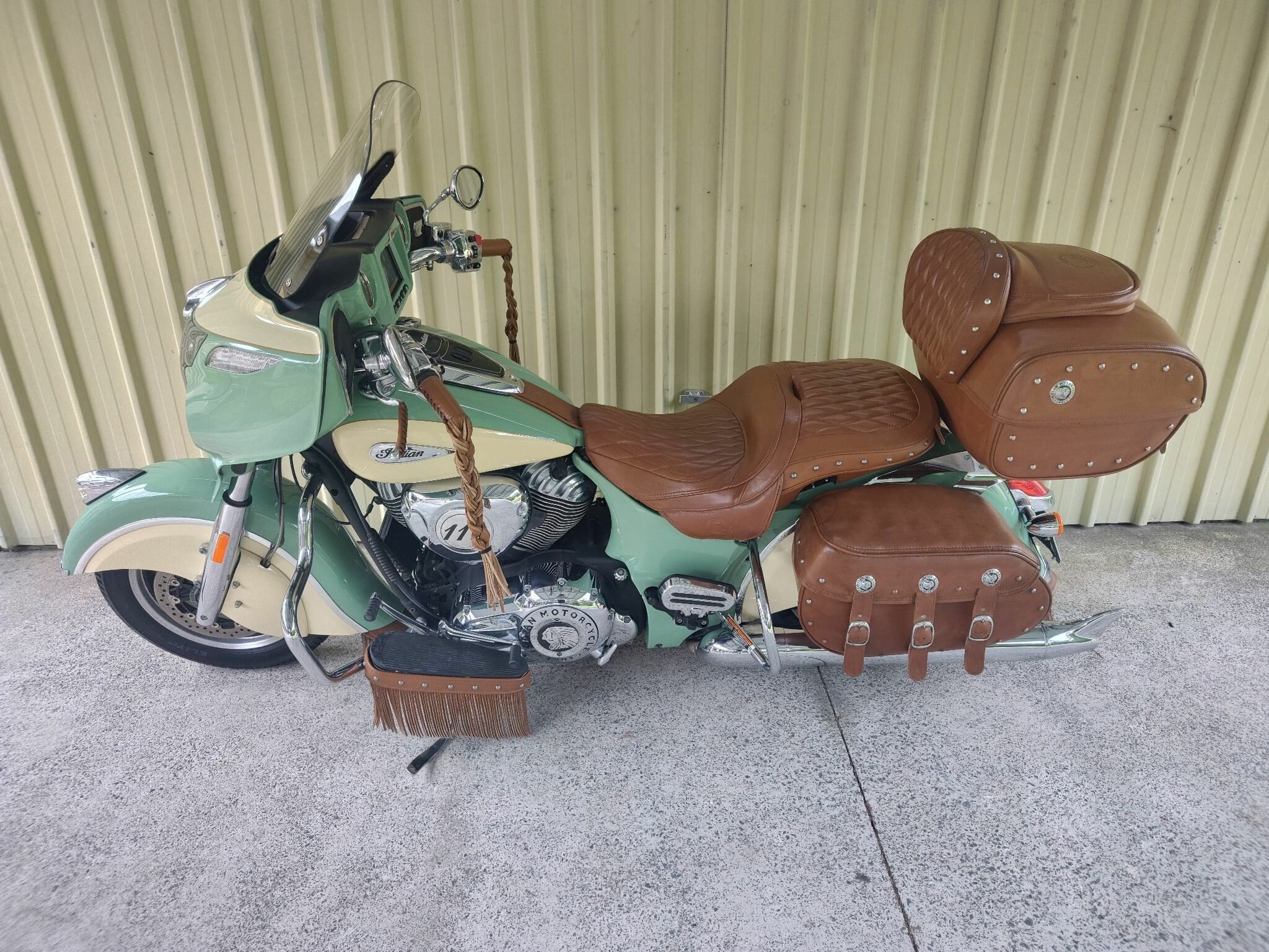 2017 INDIAN ROADMASTER W/GRN OVER IVY CRM CRUISER