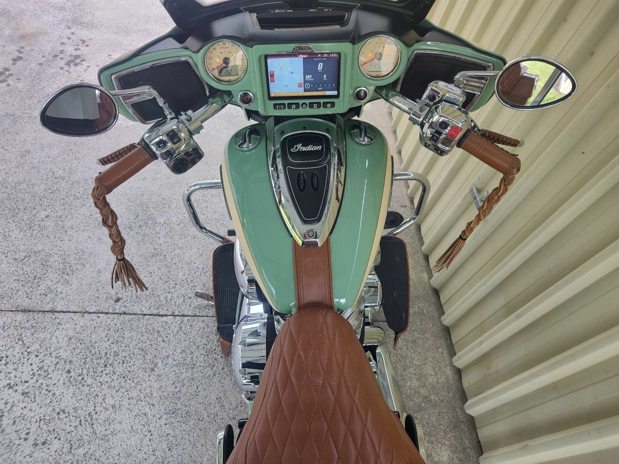 2017 INDIAN ROADMASTER W/GRN OVER IVY CRM CRUISER