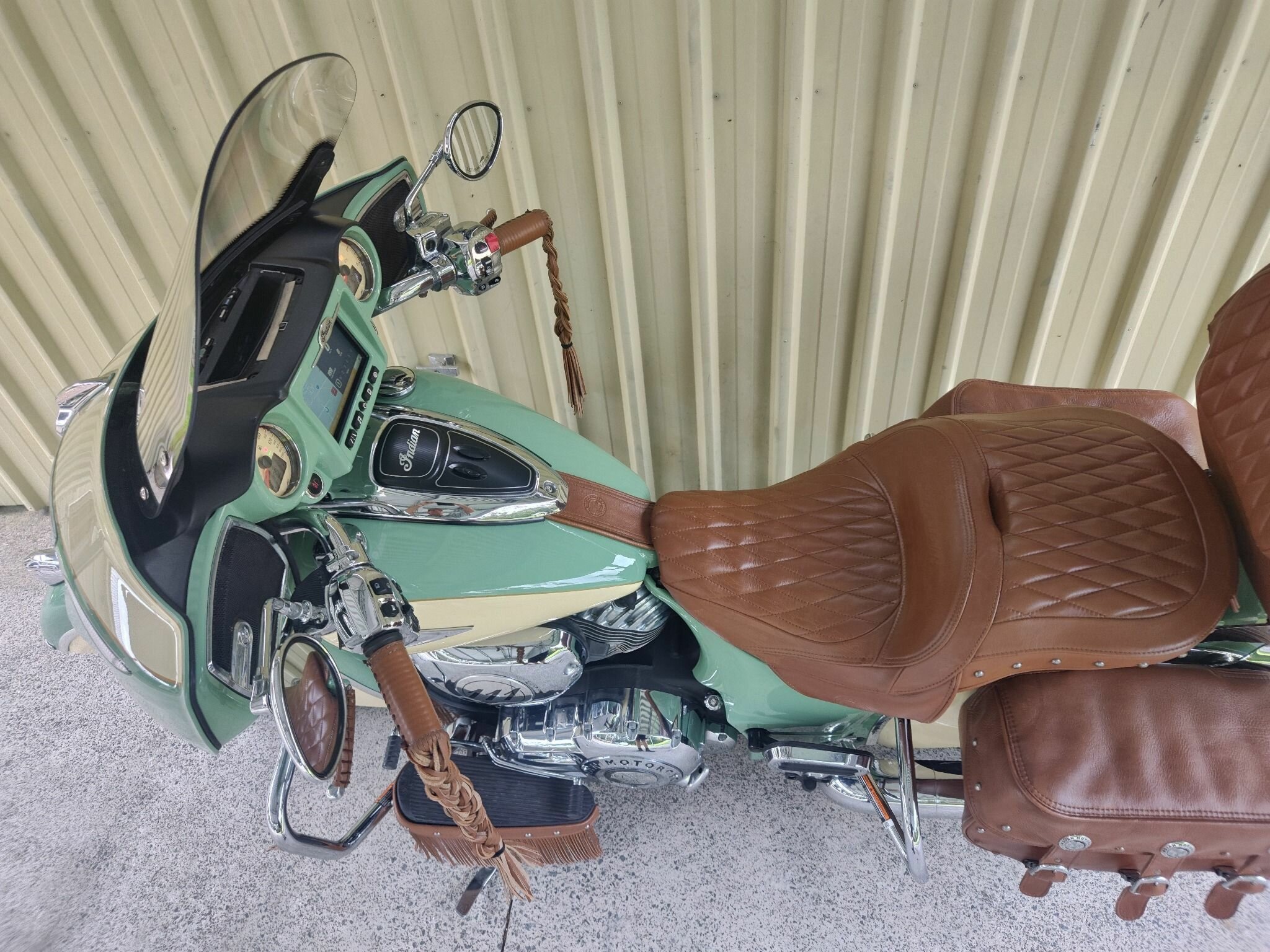2017 INDIAN ROADMASTER W/GRN OVER IVY CRM CRUISER