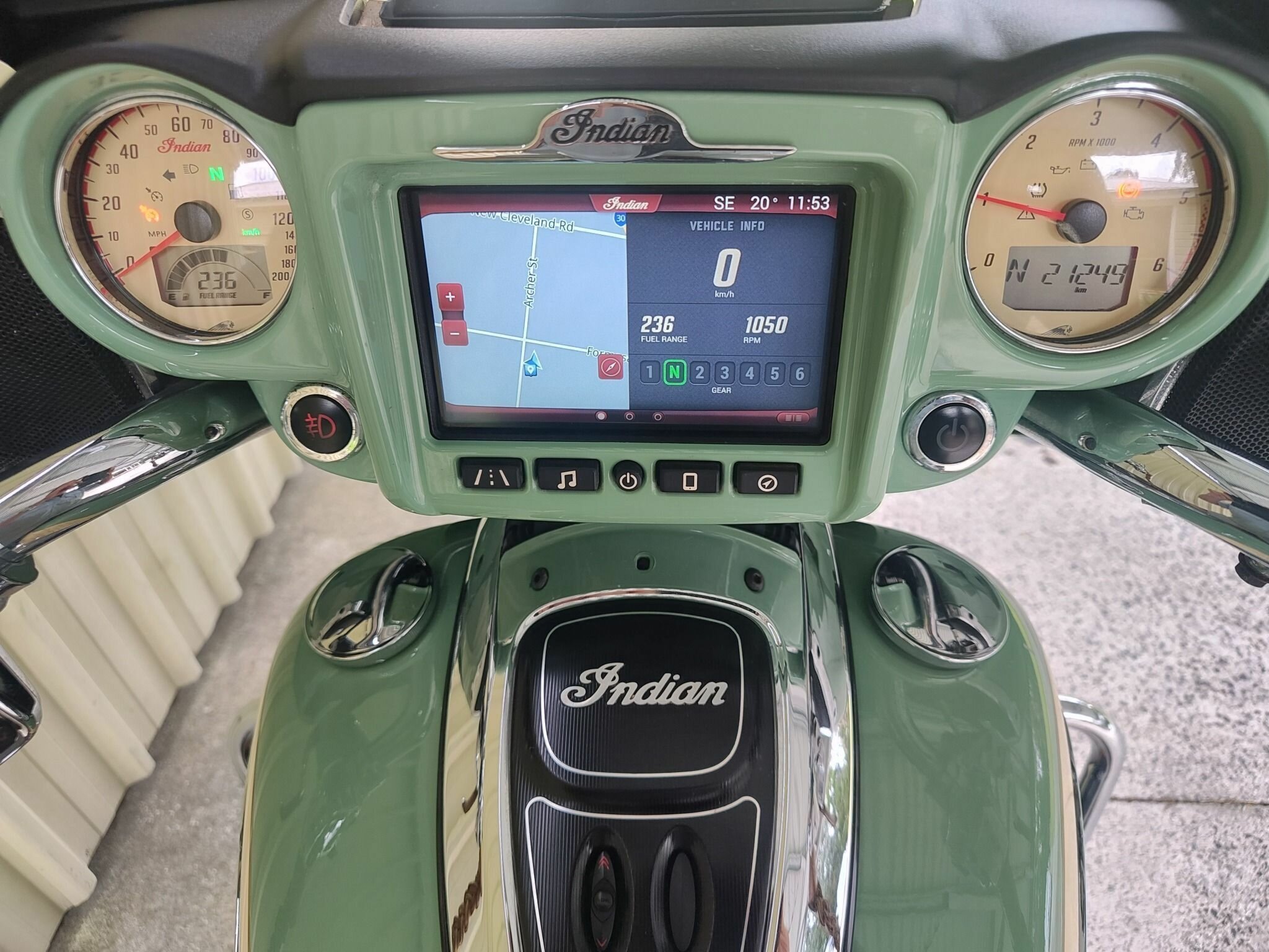 2017 INDIAN ROADMASTER W/GRN OVER IVY CRM CRUISER
