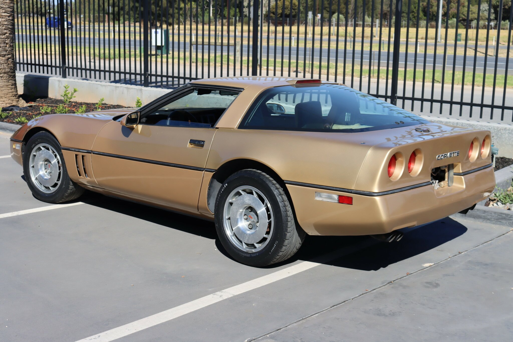 1987 CHEVROLET CORVETTE C4 4 SP AUTOMATIC 2D COUPE