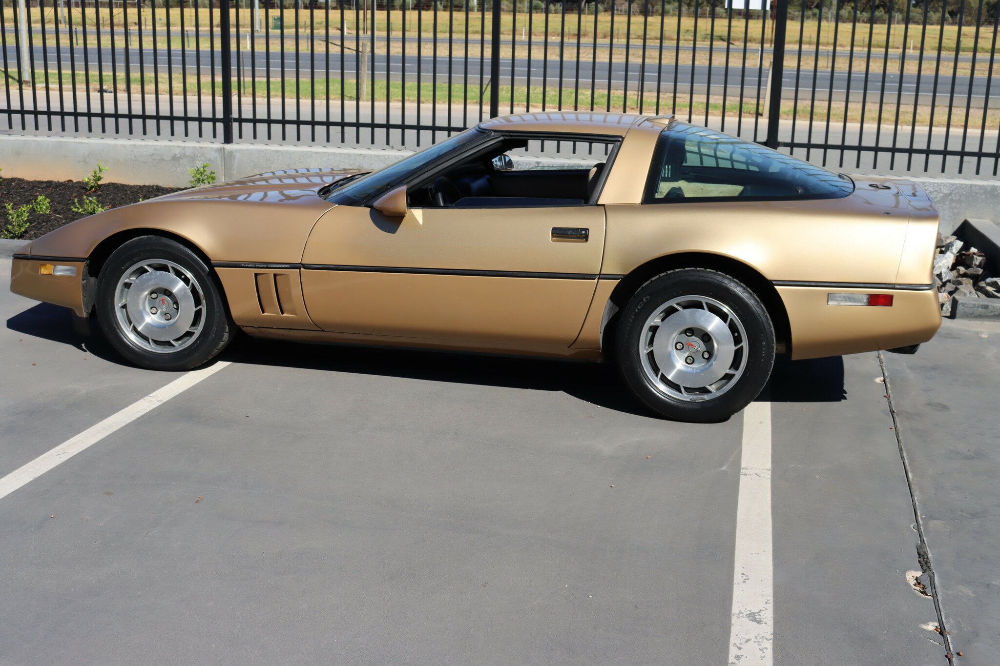 1987 CHEVROLET CORVETTE C4 4 SP AUTOMATIC 2D COUPE