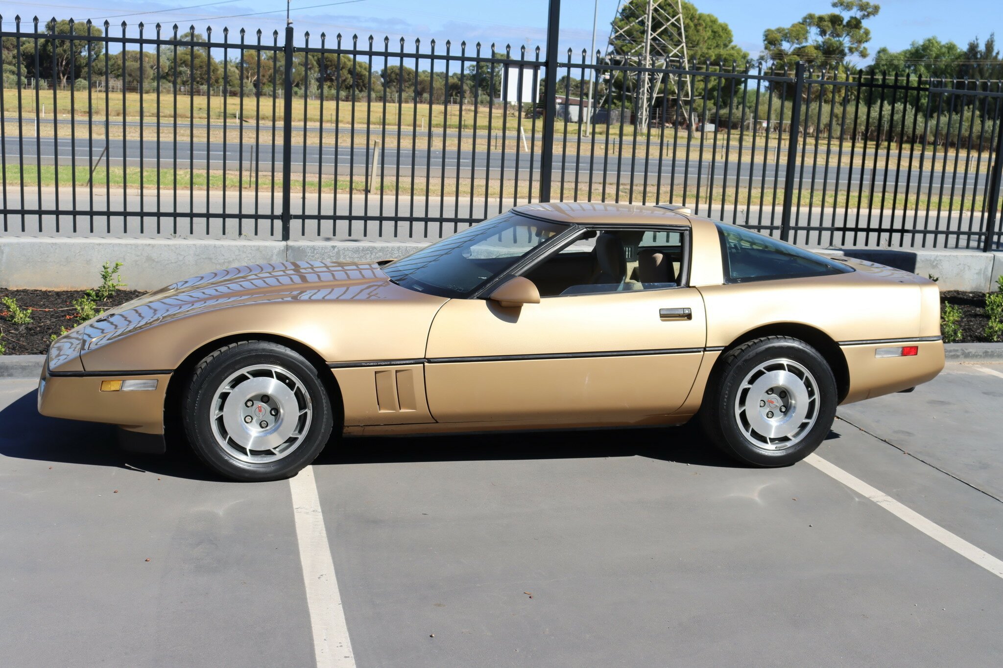 1987 CHEVROLET CORVETTE C4 4 SP AUTOMATIC 2D COUPE