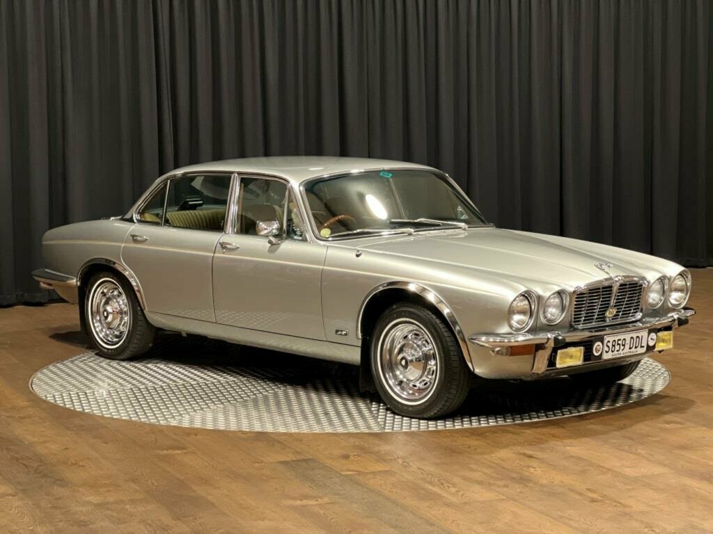 1975 JAGUAR XJ6 SERIES II L 4.2 3 SP AUTOMATIC 4D SEDAN