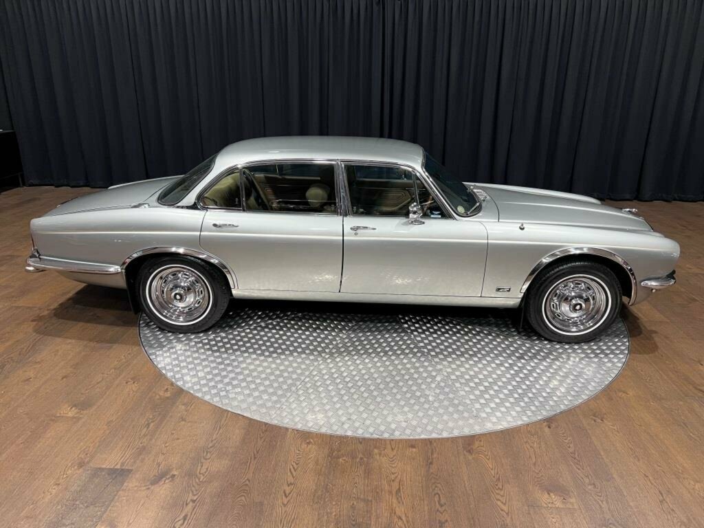 1975 JAGUAR XJ6 SERIES II L 4.2 3 SP AUTOMATIC 4D SEDAN