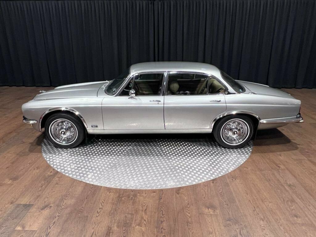 1975 JAGUAR XJ6 SERIES II L 4.2 3 SP AUTOMATIC 4D SEDAN