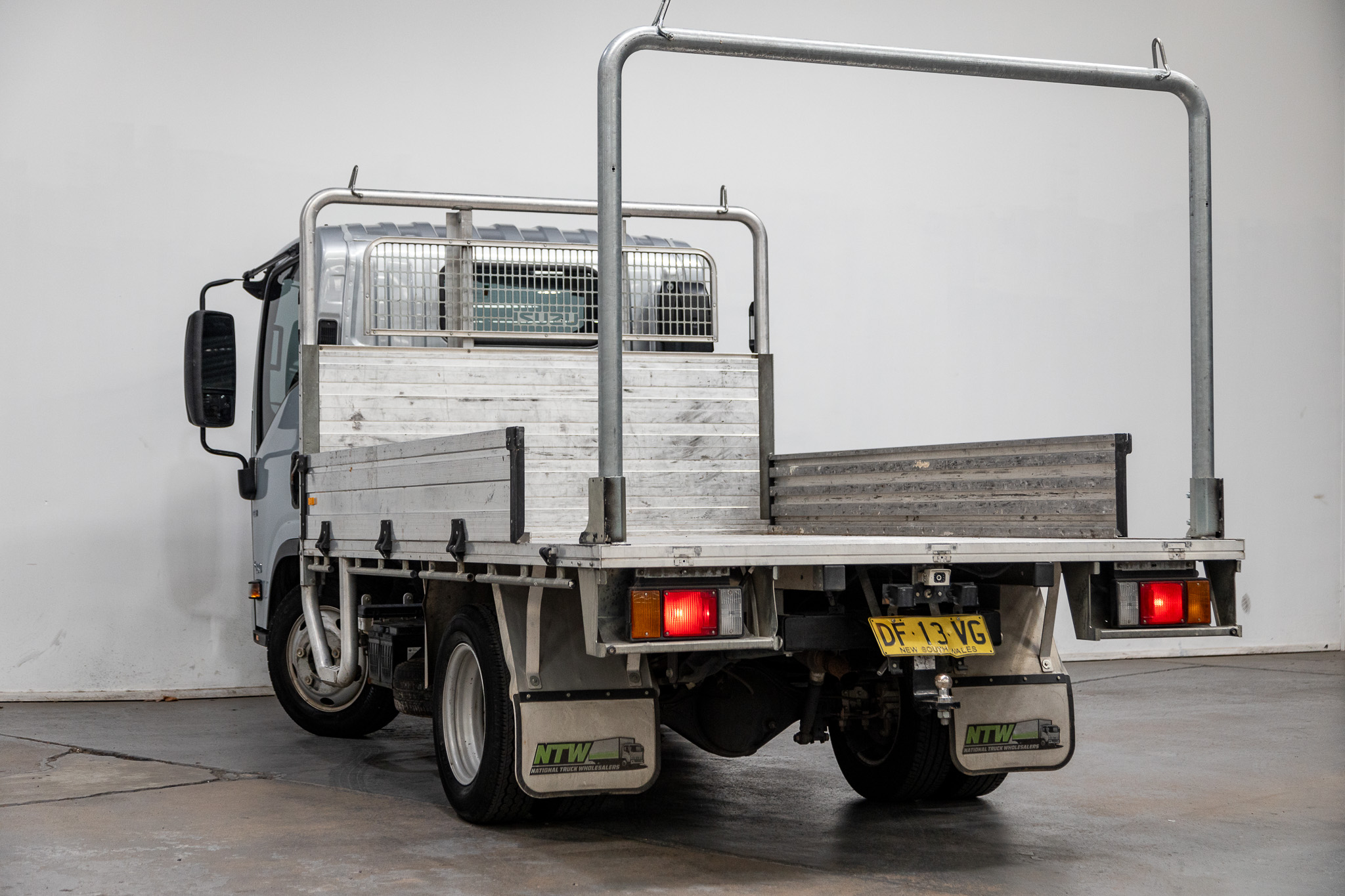 01/2016 ISUZU N SERIES NLR 45/150 TRAYPACK AMT 4X2 2D CAB CHASSIS SILVER TURBO DIESEL 3.0L