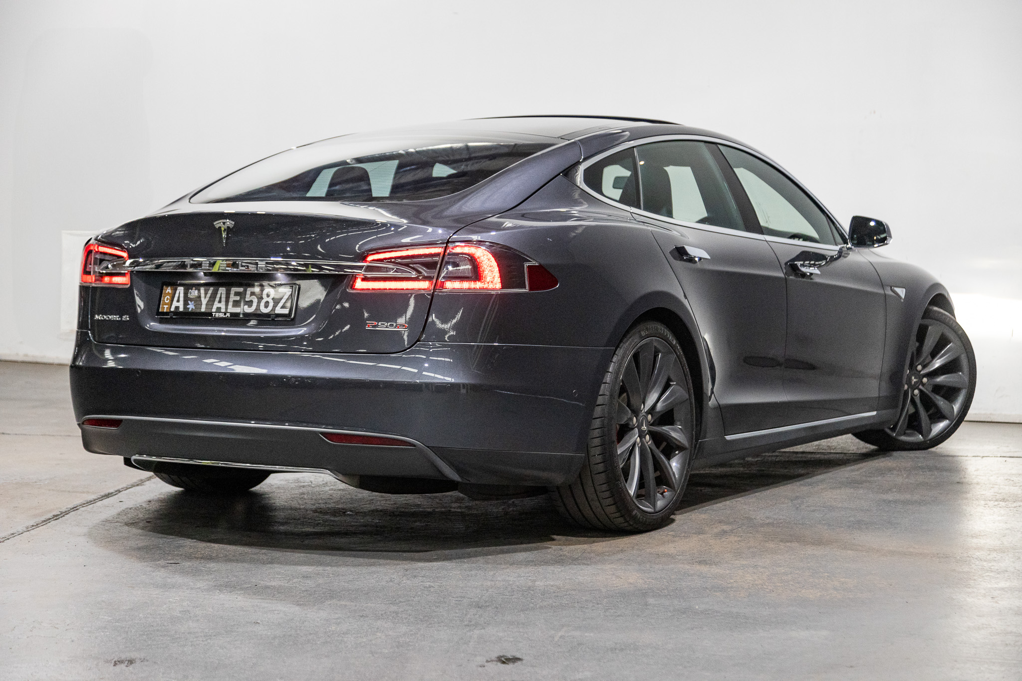 12/2015 TESLA MODEL S P90D (AWD) MY16 MIDNIGHT SILVER METALLIC EV DEDICATED ELECTRIC 376KW WITH LUDICROUS MODE HATCHBACK