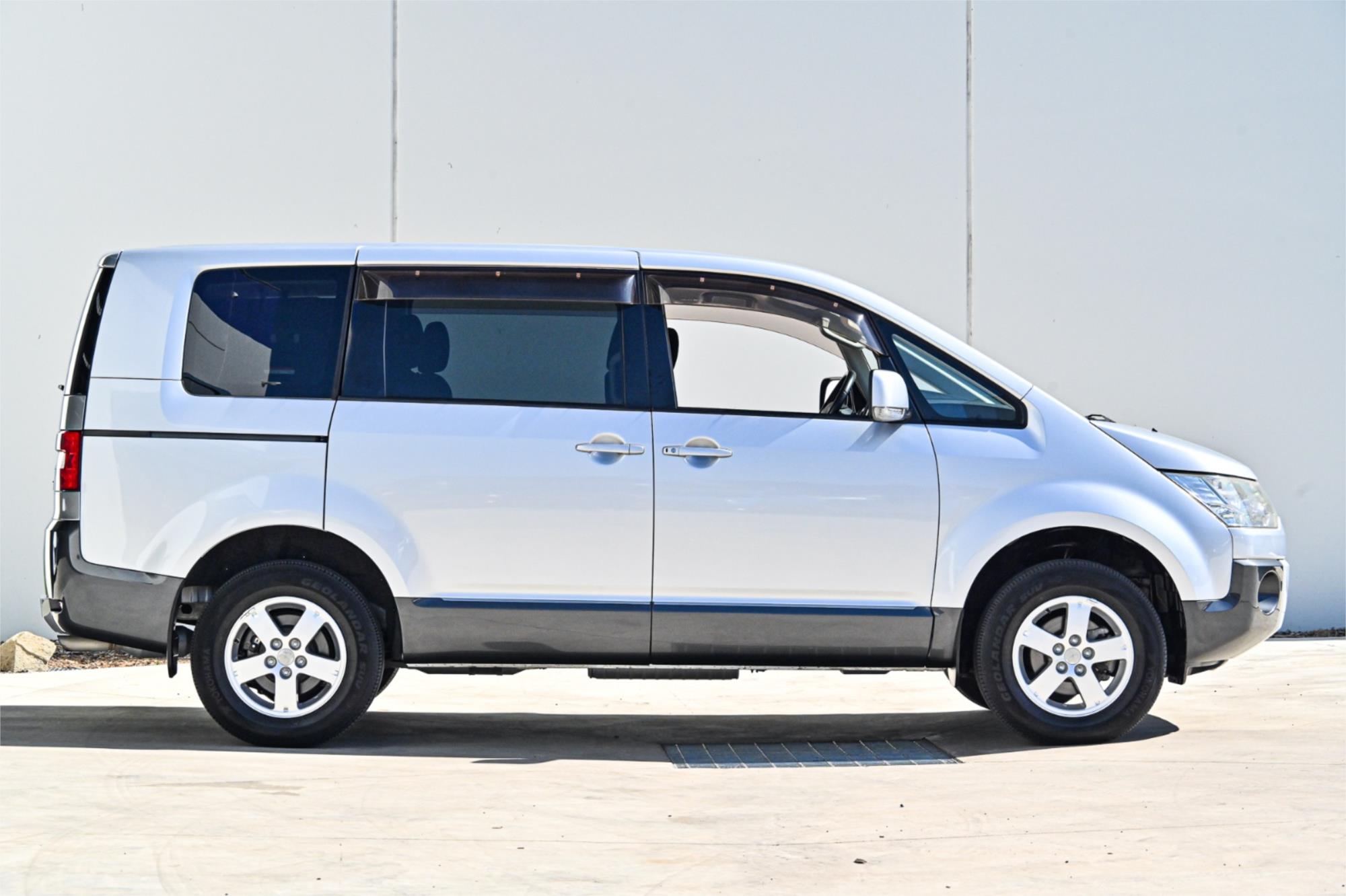 2010 MITSUBISHI DELICA D5 CONTINUOUS VARIABLE PEOPLE MOVER