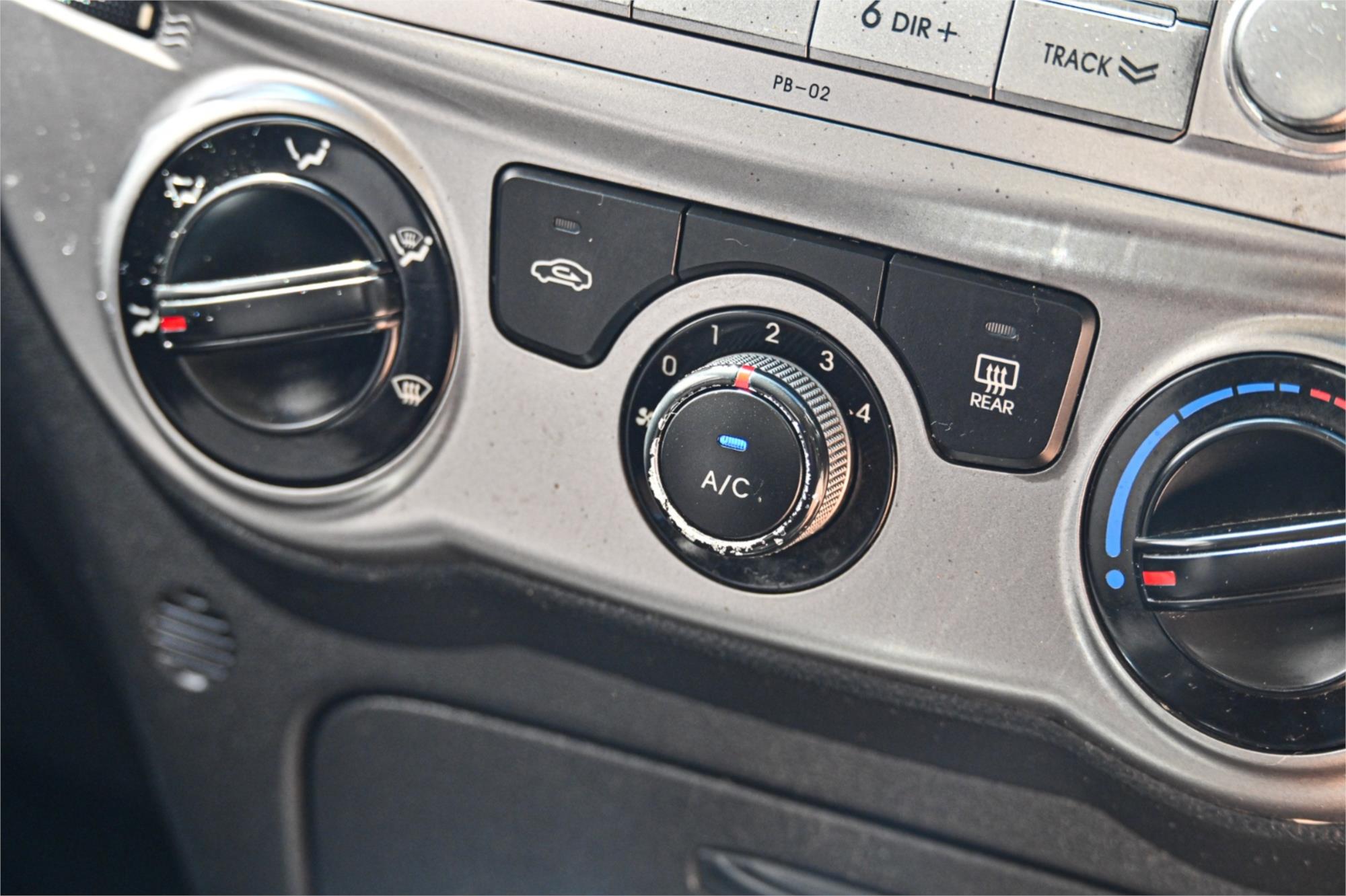 2013 HYUNDAI i20 PB MY12.5 ACTIVE 4 SP AUTOMATIC 3D HATCHBACK