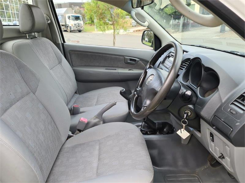 2007 TOYOTA HILUX KUN26R SR MANUAL CAB CHASSIS
