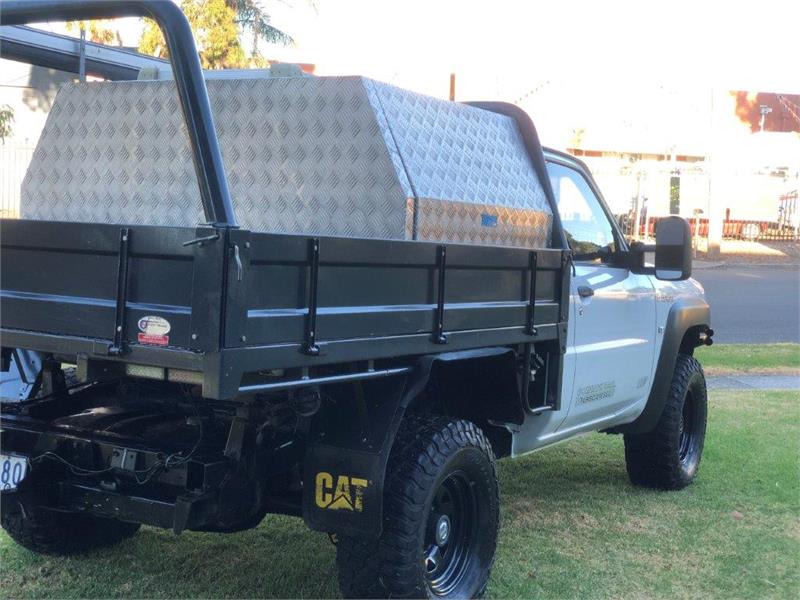 2010 NISSAN PATROL GU 6 ST 4X4 MANUAL CAB CHASSIS