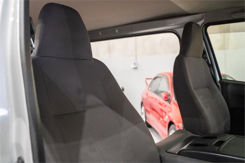 2013 TOYOTA HIACE KDH201R MY12 UPGRADE LWB 4 SP AUTOMATIC 4D VAN