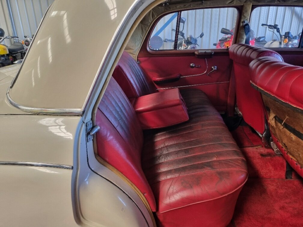 1957 MERCEDES-BENZ 220S W180 SEDAN