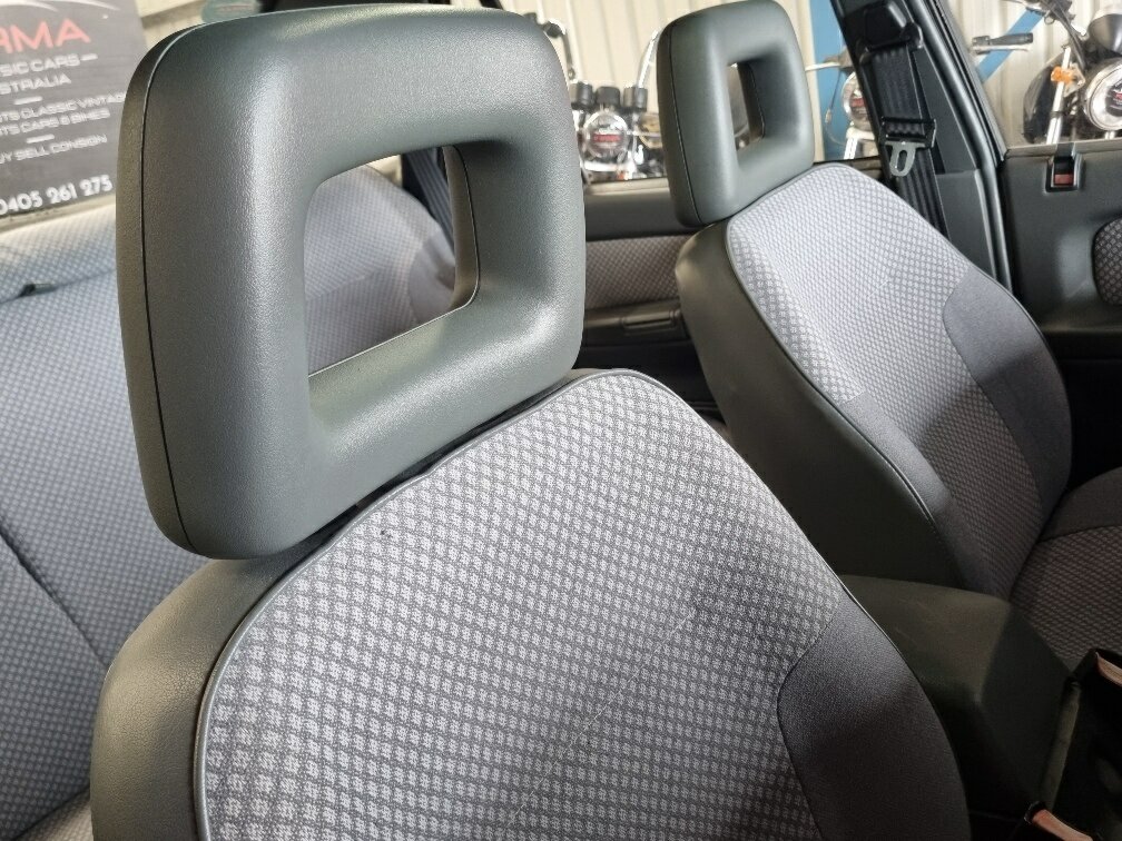 1990 HOLDEN COMMODORE VN V6 MANUAL SEDAN