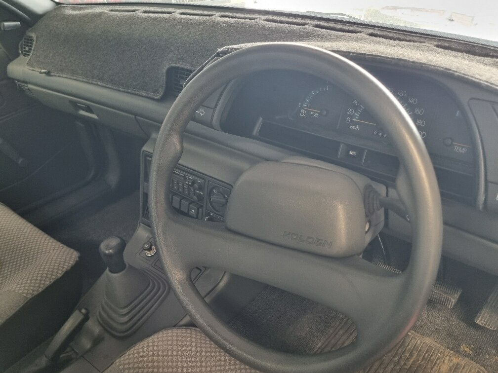 1990 HOLDEN COMMODORE VN V6 MANUAL SEDAN