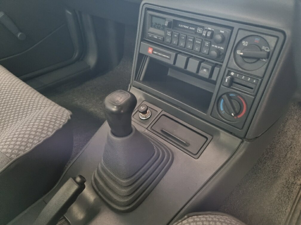 1990 HOLDEN COMMODORE VN V6 MANUAL SEDAN