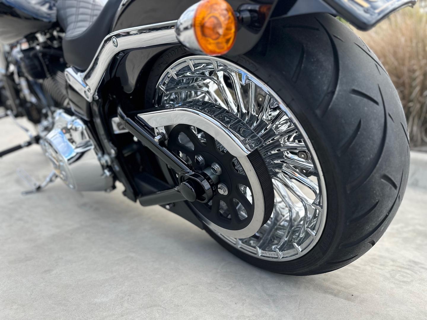 2016 HARLEY-DAVIDSON BREAKOUT 103 (FXSB) CRUISER
