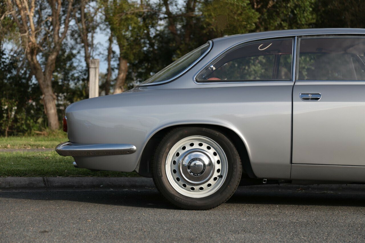 1965 ALFA ROMEO GIULIA SPRINT GT 5 SP MANUAL COUPE