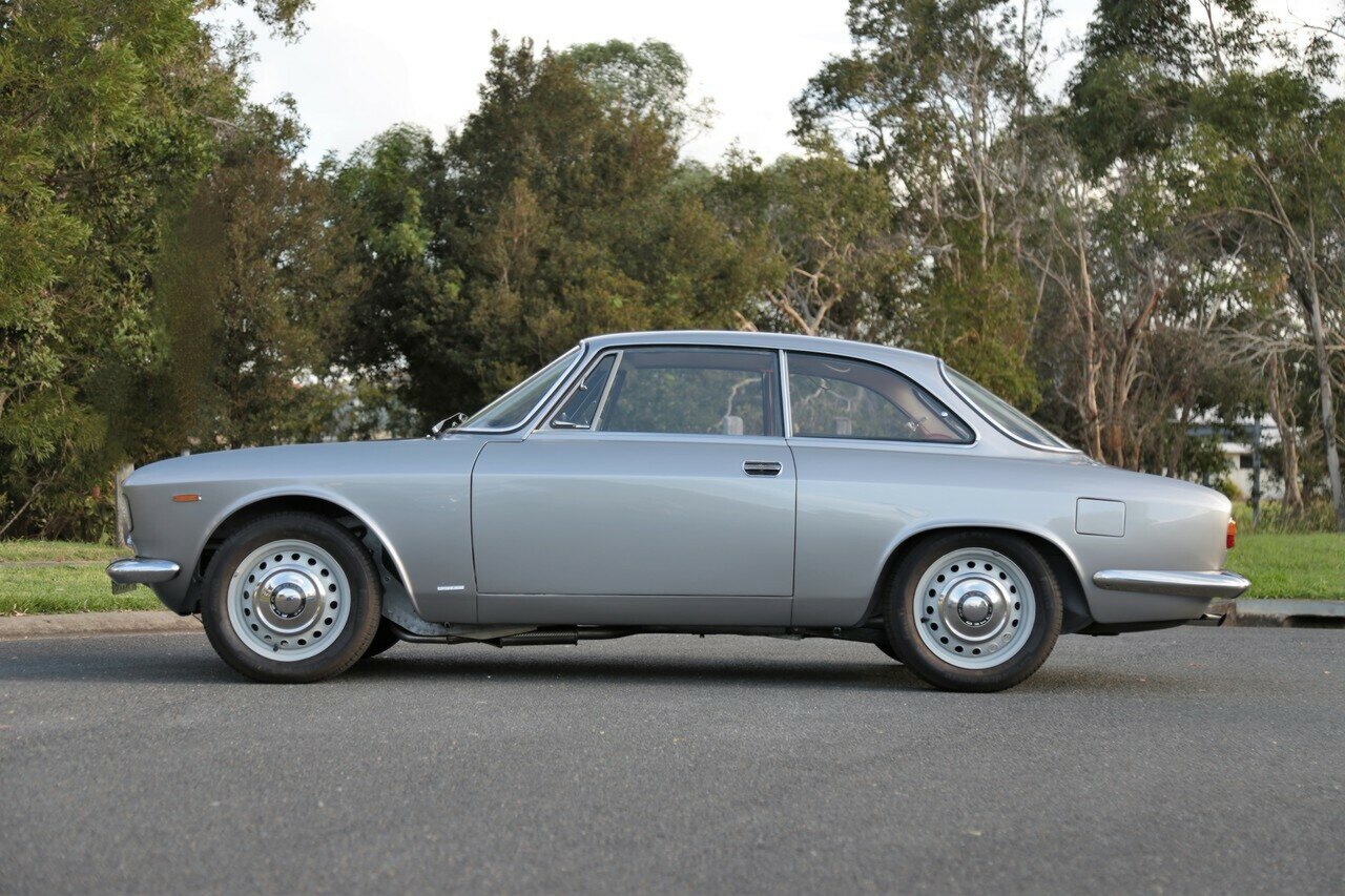 1965 ALFA ROMEO GIULIA SPRINT GT 5 SP MANUAL COUPE