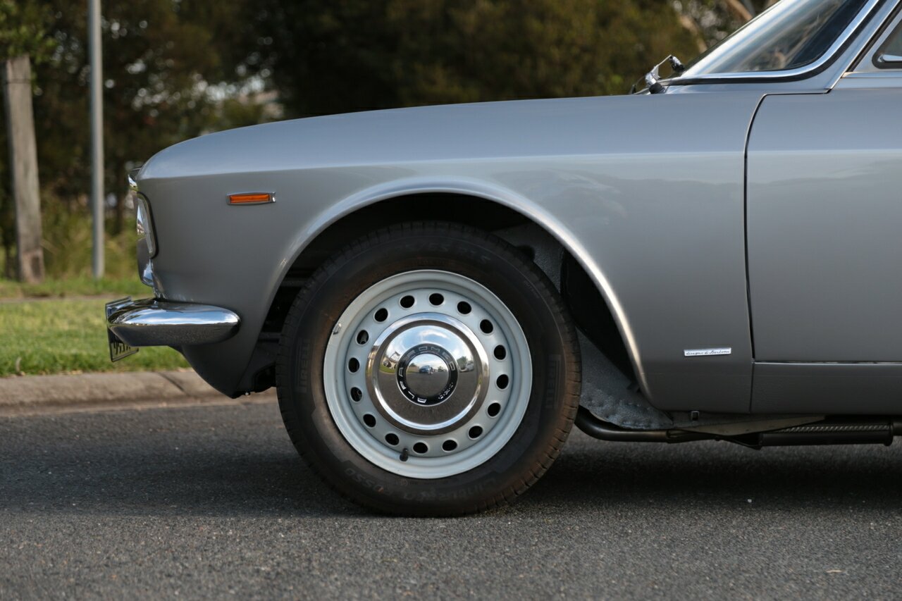 1965 ALFA ROMEO GIULIA SPRINT GT 5 SP MANUAL COUPE
