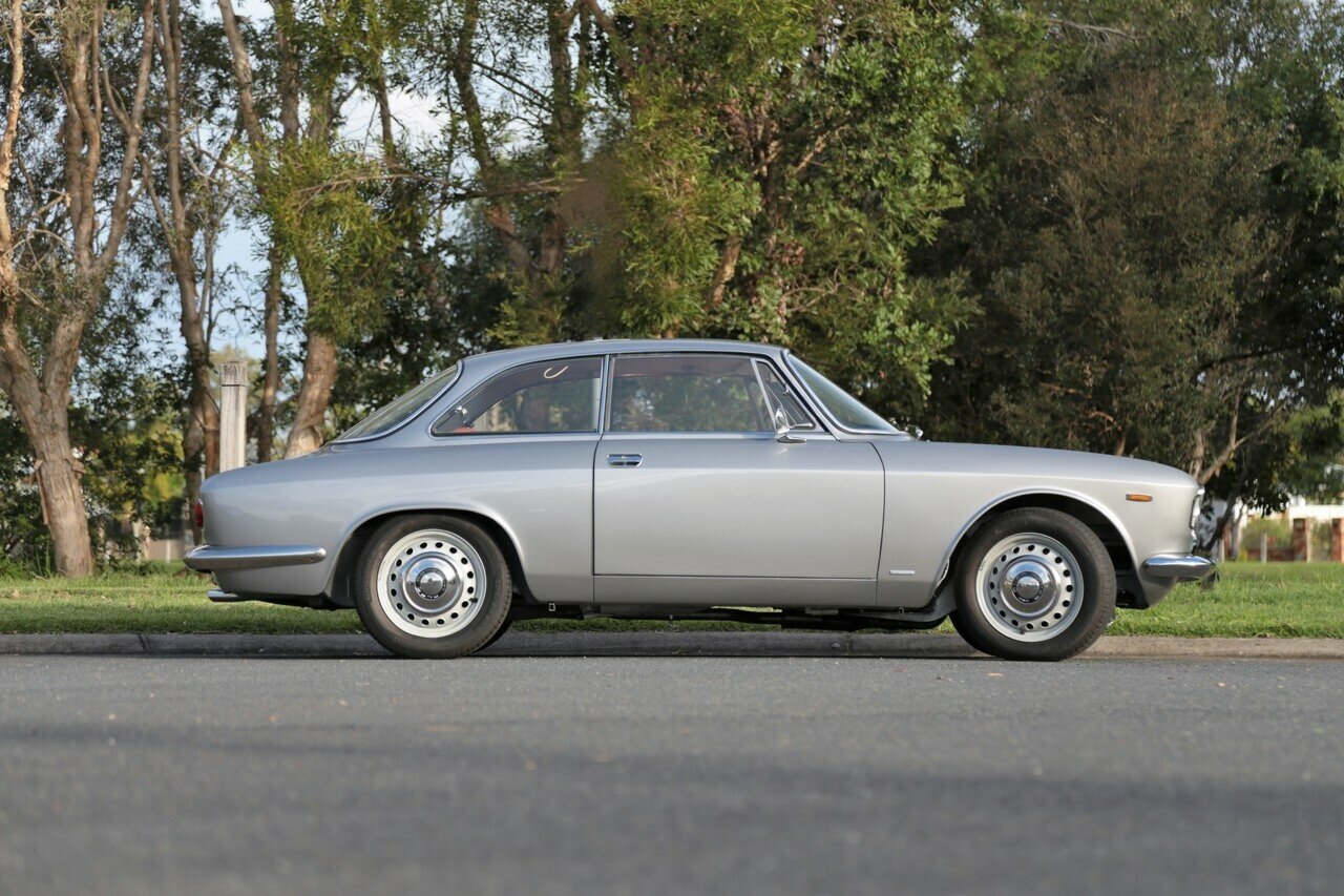 1965 ALFA ROMEO GIULIA SPRINT GT 5 SP MANUAL COUPE