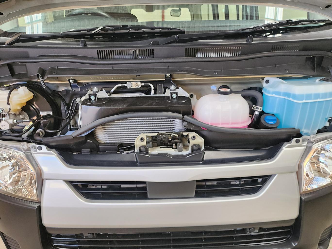2023 TOYOTA HIACE LWB AUTO