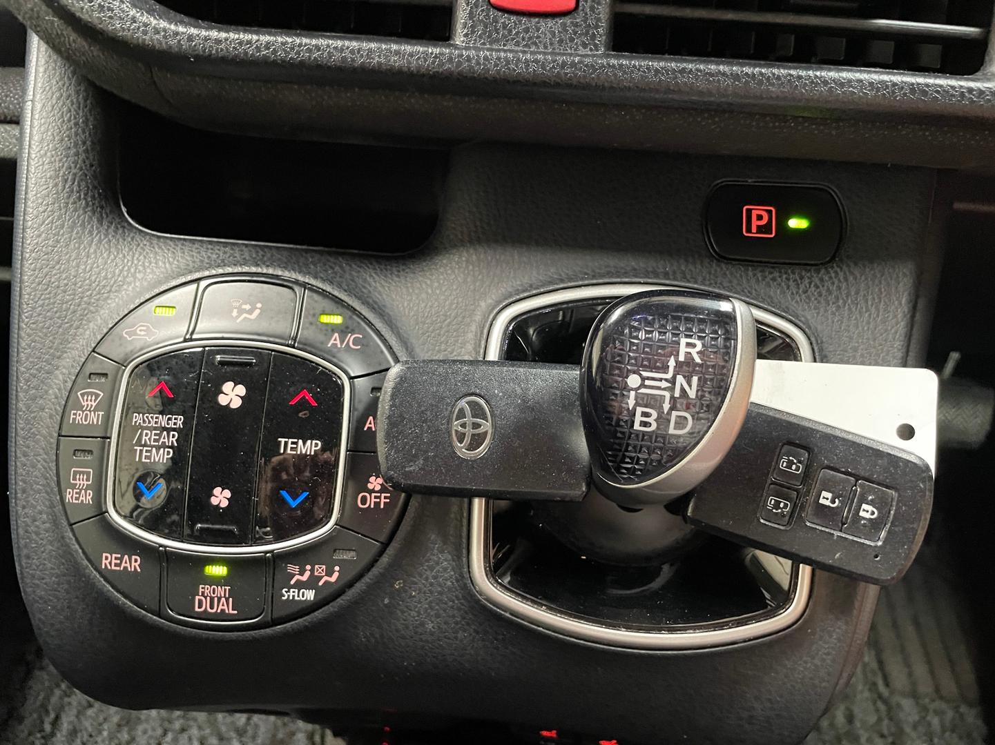2014 TOYOTA VOXY HYBRID X AUTO WAGON