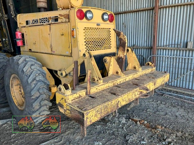 JOHN DEERE GRADER