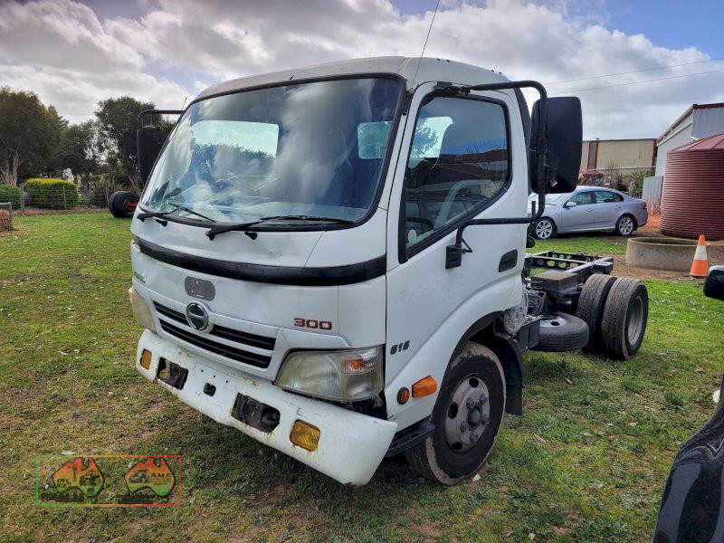 2011 HINO 300 XZU417R 616 MEDIUM 5 SP MANUAL C/CHAS