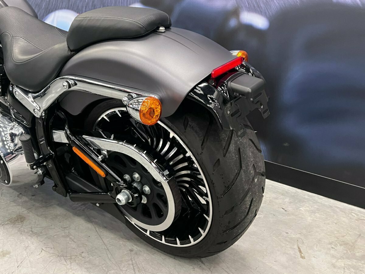 2017 HARLEY-DAVIDSON FXSB SOFTAIL BREAKOUT CRUISER