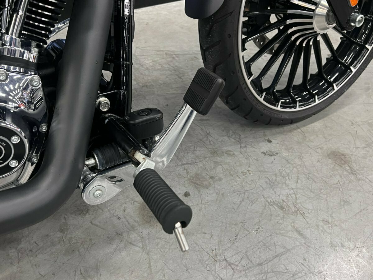 2017 HARLEY-DAVIDSON FXSB SOFTAIL BREAKOUT CRUISER