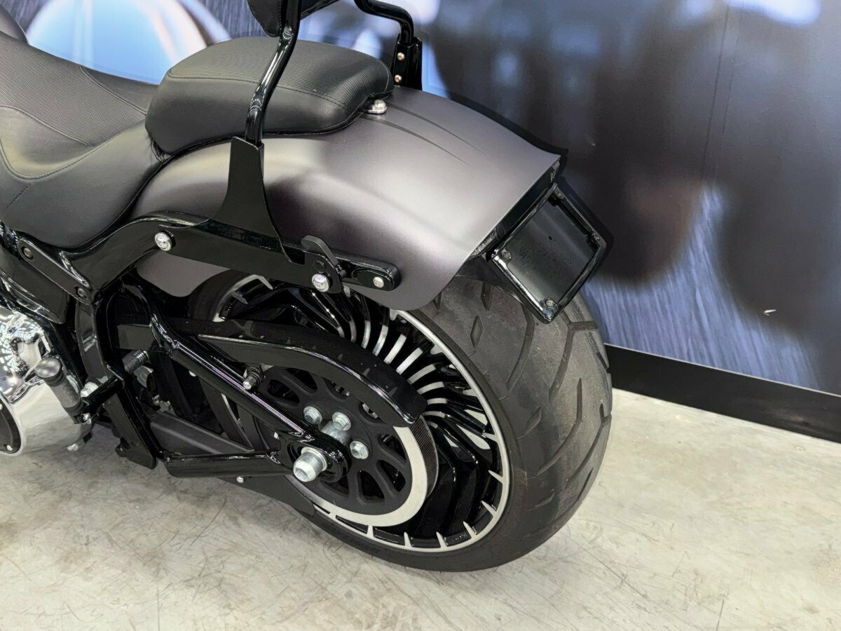 2017 HARLEY-DAVIDSON FXSB SOFTAIL BREAKOUT CRUISER