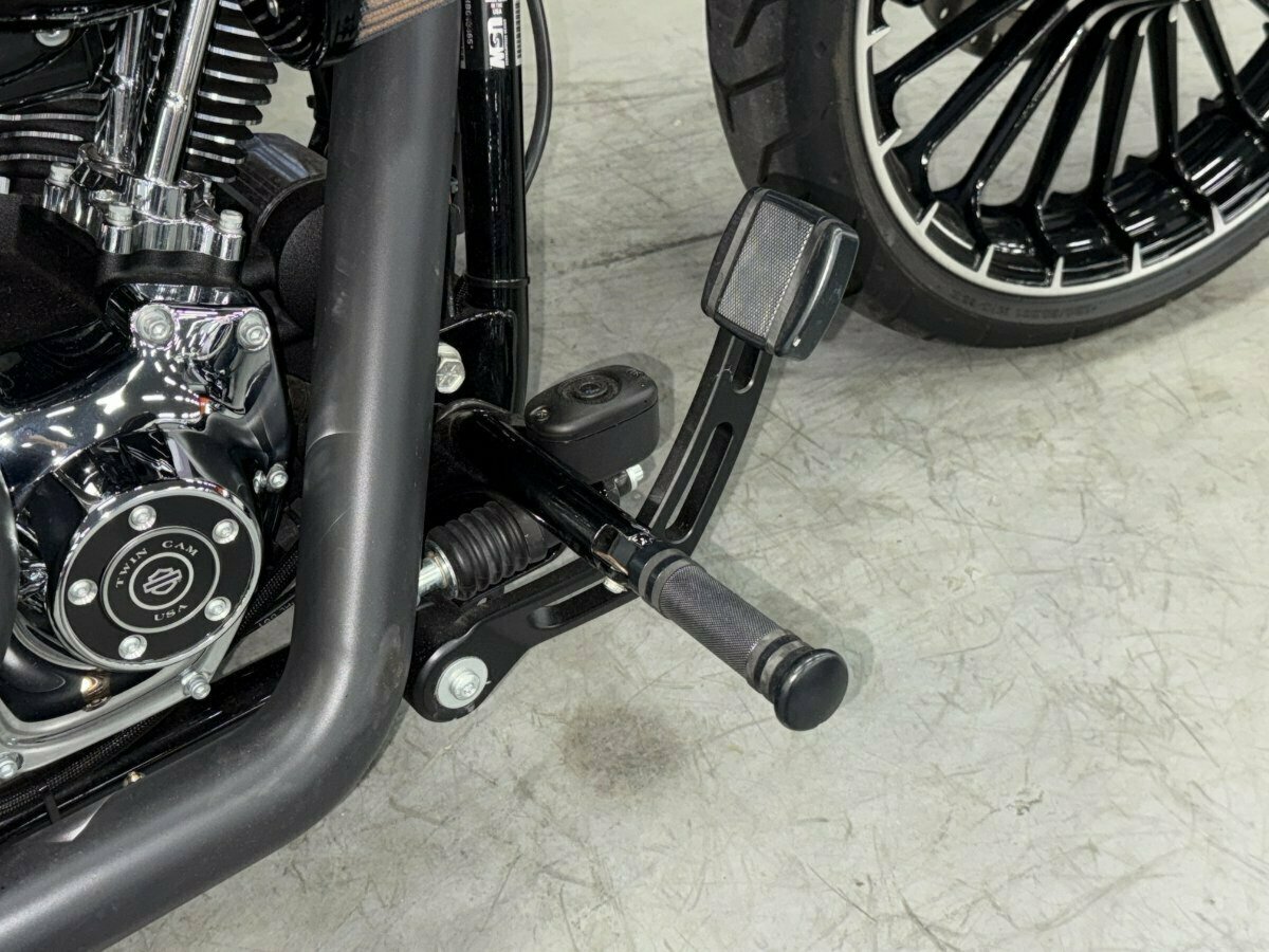 2017 HARLEY-DAVIDSON FXSB SOFTAIL BREAKOUT CRUISER